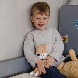 Peter der Fuchs – Spieluhr mit Geschenkset - 1 Set mit Stofftier, Musikplayer, Datenkabel, Geschenkbox, Glückwunschkarte, Batterien, Gutschein für ein Schlaflied, Anleitung