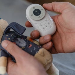 Peter der Fuchs – Spieluhr mit Geschenkset - 1 Set mit Stofftier, Musikplayer, Datenkabel, Geschenkbox, Glückwunschkarte, Batterien, Gutschein für ein Schlaflied, Anleitung