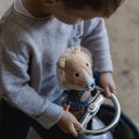 Eddie der Löwe – Spieluhr mit Geschenkset - 1 Set mit Stofftier, Musikplayer, Datenkabel, Geschenkbox, Glückwunschkarte, Batterien, Gutschein für ein Schlaflied, Anleitung