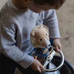 Eddie der Löwe – Spieluhr mit Geschenkset - 1 Set mit Stofftier, Musikplayer, Datenkabel, Geschenkbox, Glückwunschkarte, Batterien, Gutschein für ein Schlaflied, Anleitung