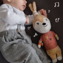 Rock my Sleep Ivy die Häsin – Spieluhr mit Geschenkset - 1 Set mit Stofftier, Musikplayer, Datenkabel, Geschenkbox, Glückwunschkarte, Batterien, Gutschein für ein Schlaflied, Anleitung